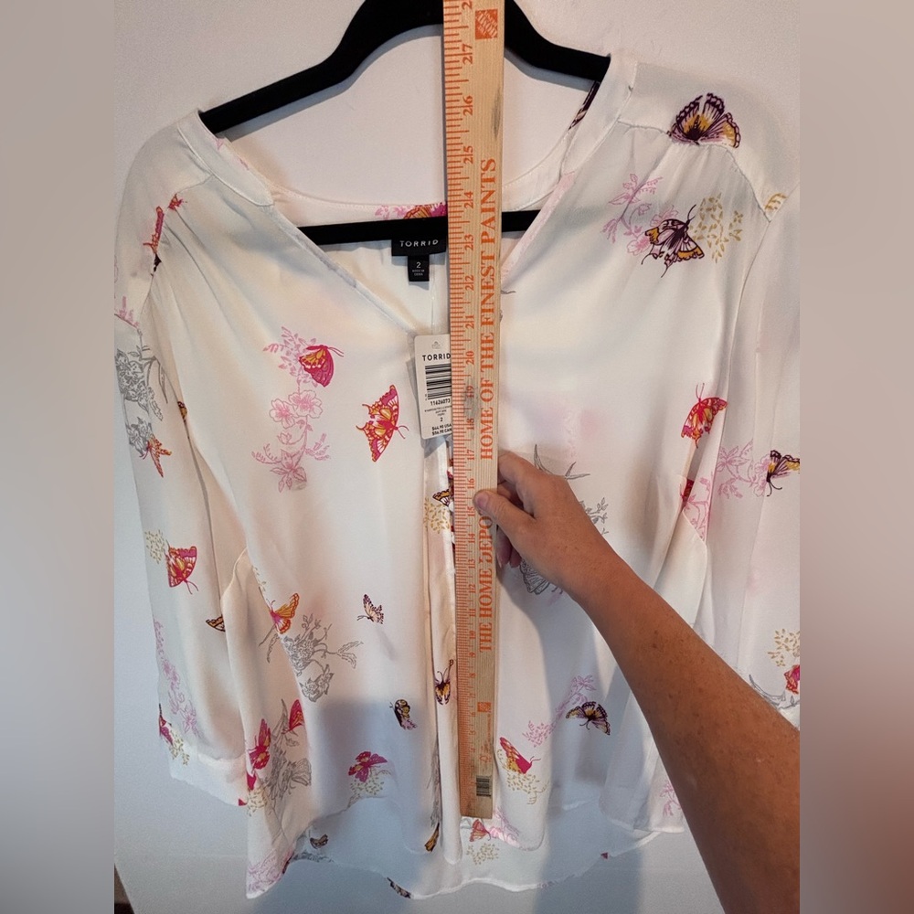 Torrid “Harper Butterflies” Blouse • Size 2 • White / Butterfly Print - Picture 7 of 16